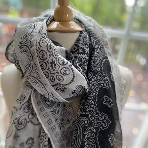 Lord & Taylor black/white scarf